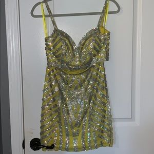 Only worn once to homecoming 2018.